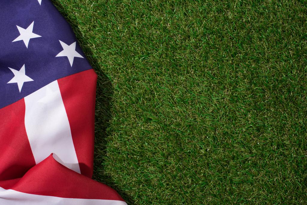 horní pohled na americkou vlajku a dřevěné kalendáře s 4.července datum na zeleném trávníku, koncept den nezávislosti Ameriky - Fotografie, Obrázek