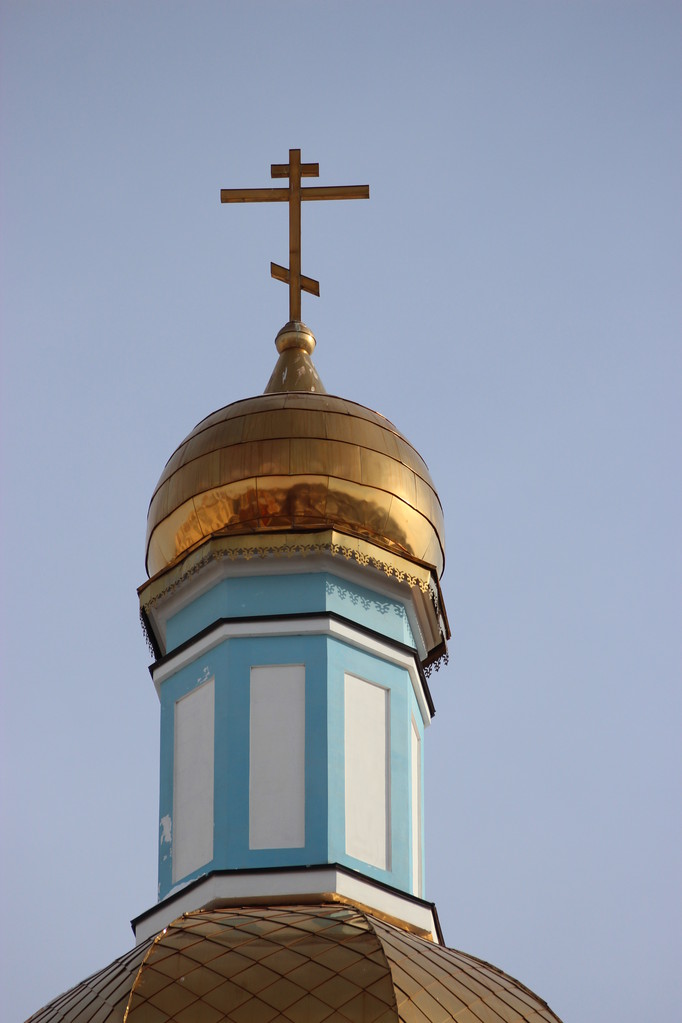 Orosz ortodox templom. Dóm és egy kereszt, a háttér a kék ég - Fotó, kép