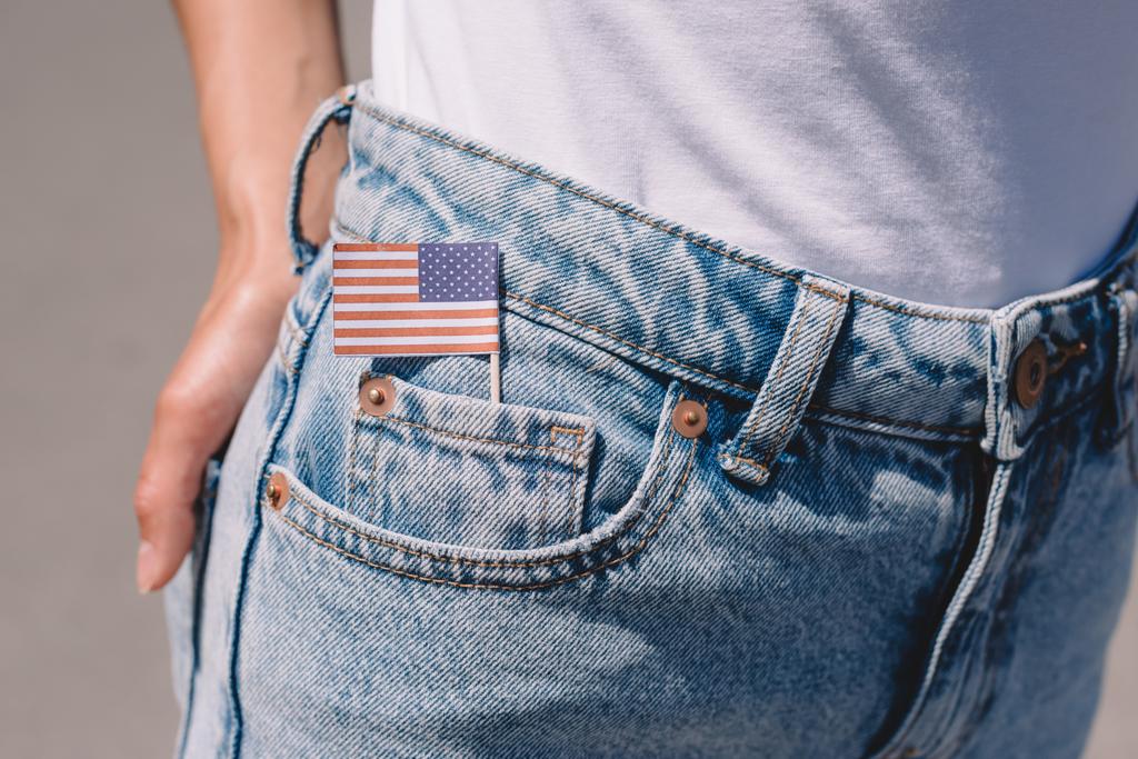 Μερική άποψη της γυναίκας στο τζιν με αμερικανική κοντάρι σημαίας στην τσέπη, Αμερική ημέρα ανεξαρτησίας διακοπών έννοια - Φωτογραφία, εικόνα