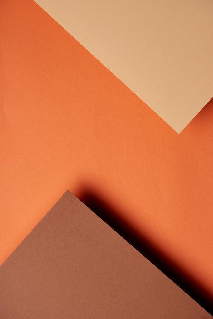 Φύλλα χαρτιού σε αποχρώσεις του καφέ και πορτοκαλί φόντο - Φωτογραφία, εικόνα