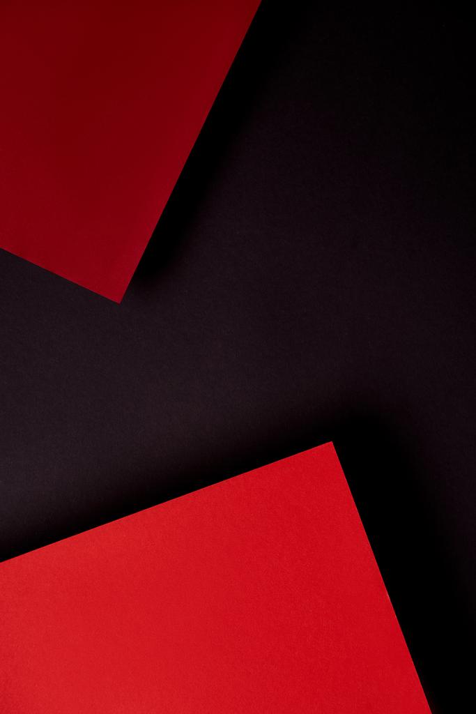 Hojas de papel en fondo rojo y negro
 - Foto, imagen