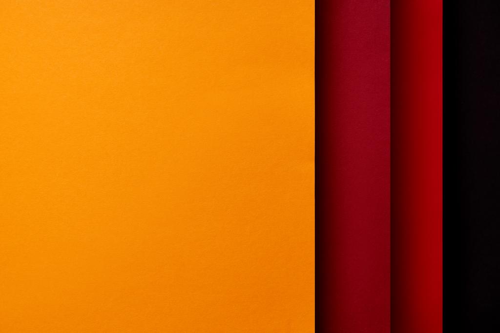 Papierblätter in roten und gelben Tönen Hintergrund - Foto, Bild