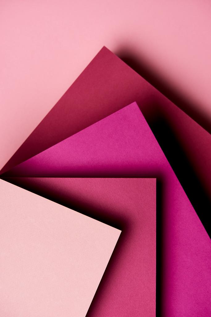 Абстрактний фон з паперовими листами в тонах пурпурових
 - Фото, зображення