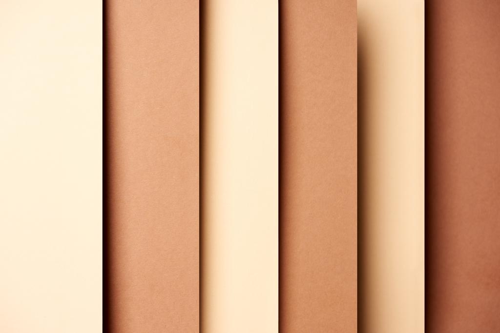 Fondo abstracto con hojas de papel en tonos beige y marrón
 - Foto, Imagen