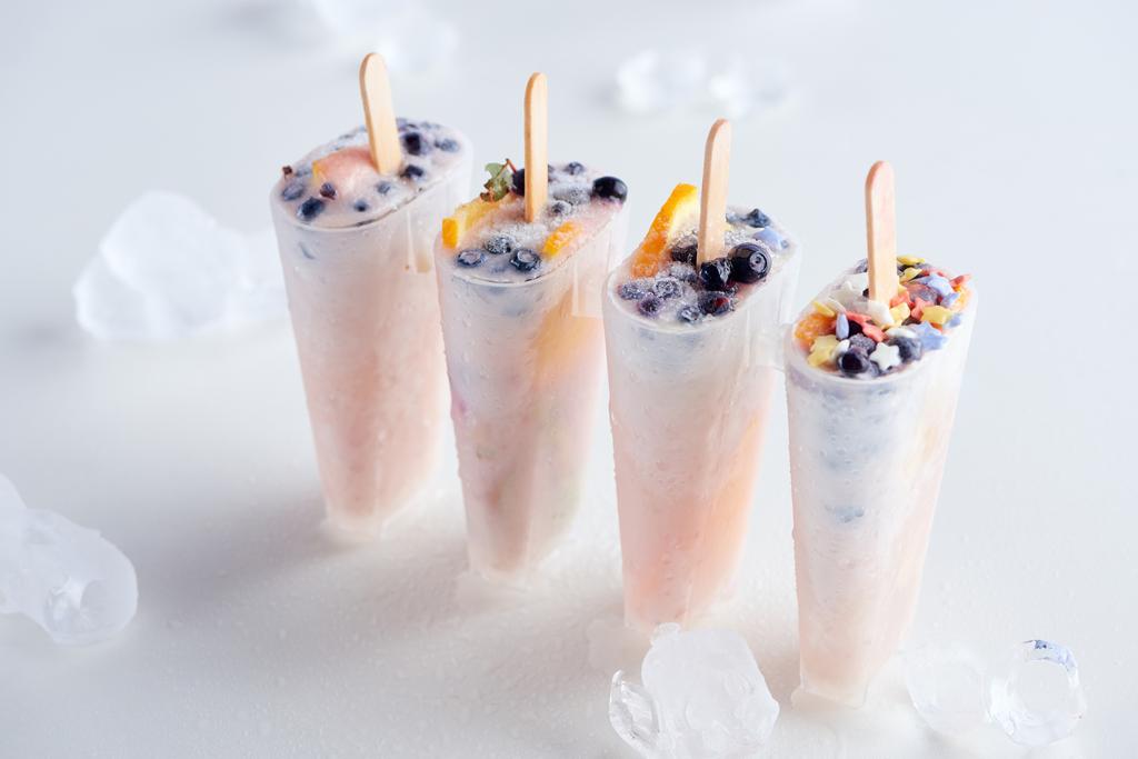 wysoki kąt widzenia słodki domowej roboty lody z owocami i kostki lodu na szary    - Zdjęcie, obraz