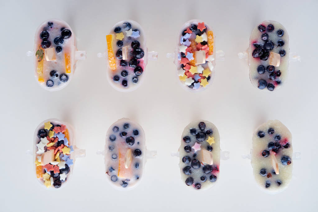 felülnézete a szürke ízletes házi készítésű popsicles bio gyümölcsök és bogyók  - Fotó, kép