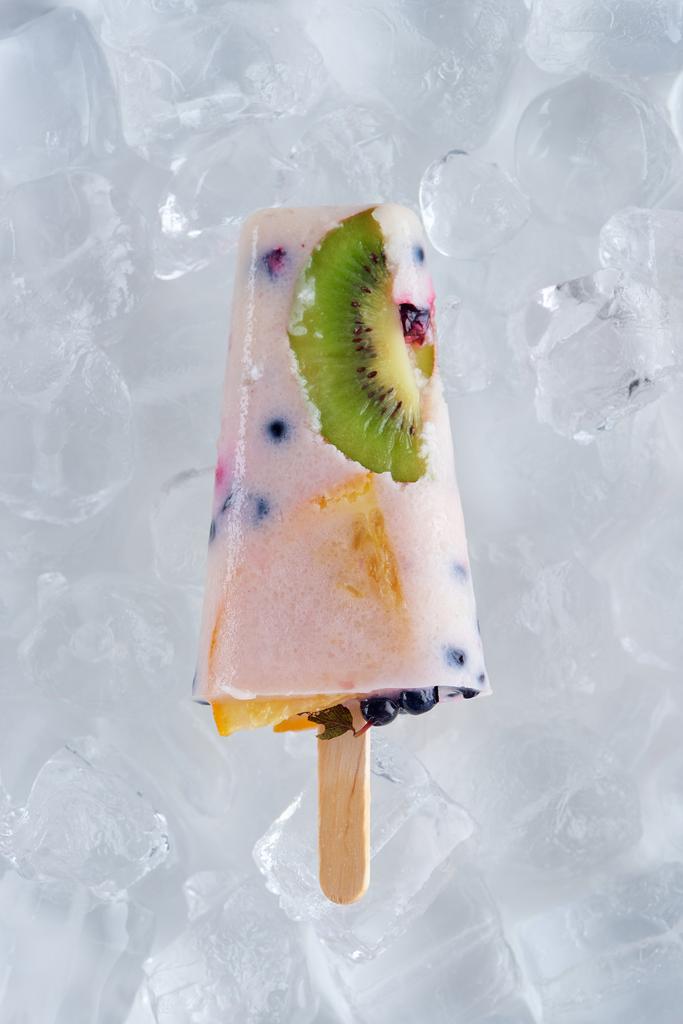 vista dall'alto di delizioso gelato fatto in casa con frutta e bacche su cubetti di ghiaccio
  - Foto, immagini