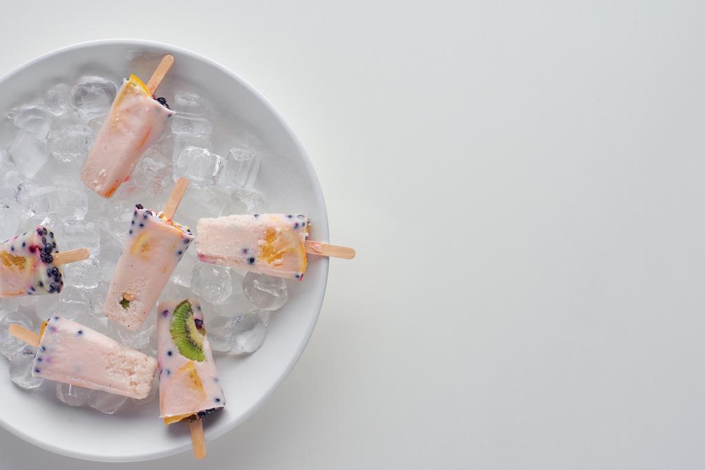 グレイの氷でおいしい自家製のフルーティーなアイス キャンデーのトップ ビュー - 写真・画像