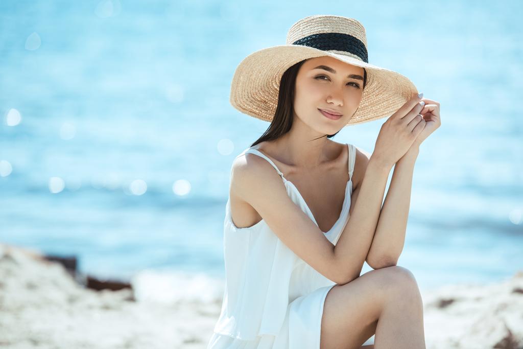 Selektivní fokus atraktivní asijské ženy v slamák na pláži  - Fotografie, Obrázek