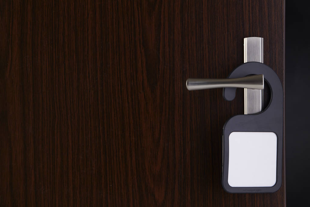 sinal de porta em branco pendurado na maçaneta da porta
 - Foto, Imagem