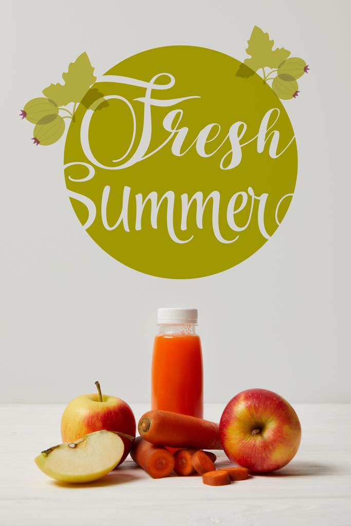 botella de batido de desintoxicación con manzanas y zanahorias en la superficie de madera blanca, inscripción fresca de verano
 - Foto, Imagen