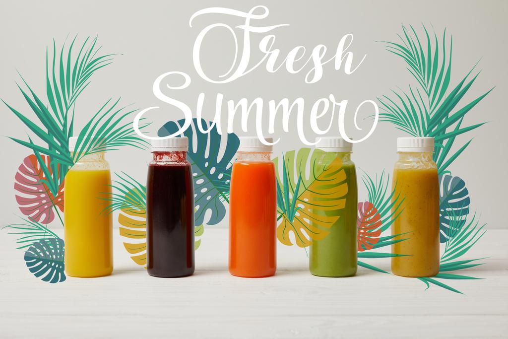 smoothies desintoxicação em garrafas de pé em fileira, refrescar conceito, inscrição de verão fresco
 - Foto, Imagem