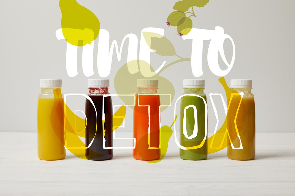 detoxikační koktejly v lahvích, stojící v řadě, aktualizujte koncept, čas na detox nápis - Fotografie, Obrázek