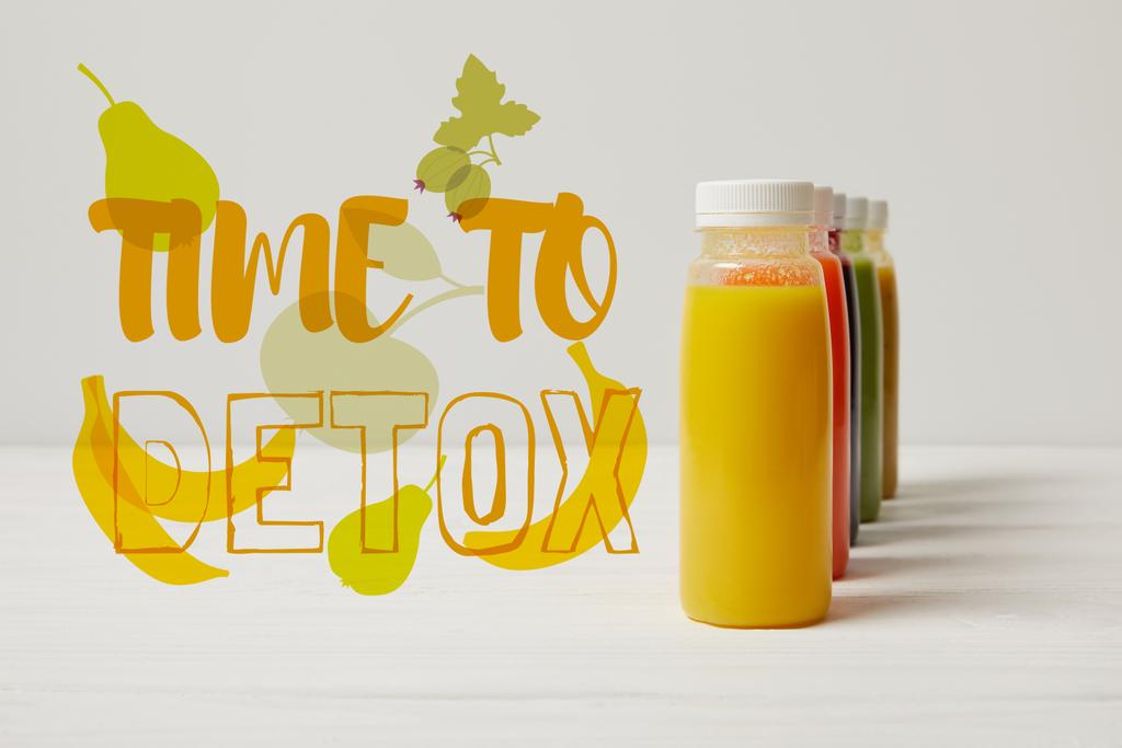 smoothies organicznych detox w butelek stojących w rzędzie, czas na detox napis - Zdjęcie, obraz
