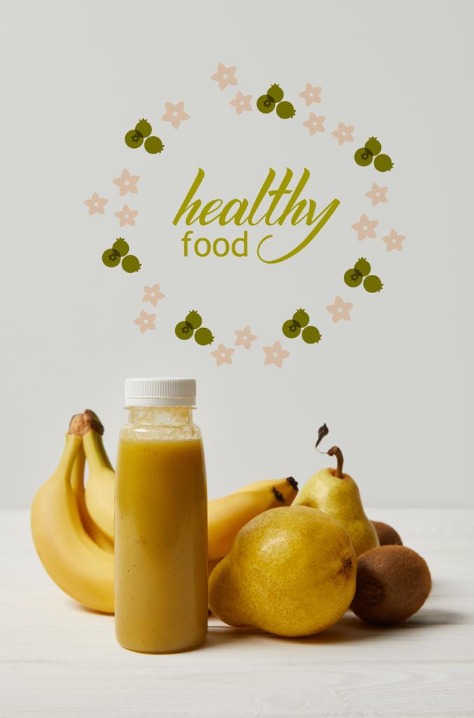 smoothie Yellow detox w butelkach z banany, gruszki i kiwi na białym tle, napis zdrowej żywności - Zdjęcie, obraz