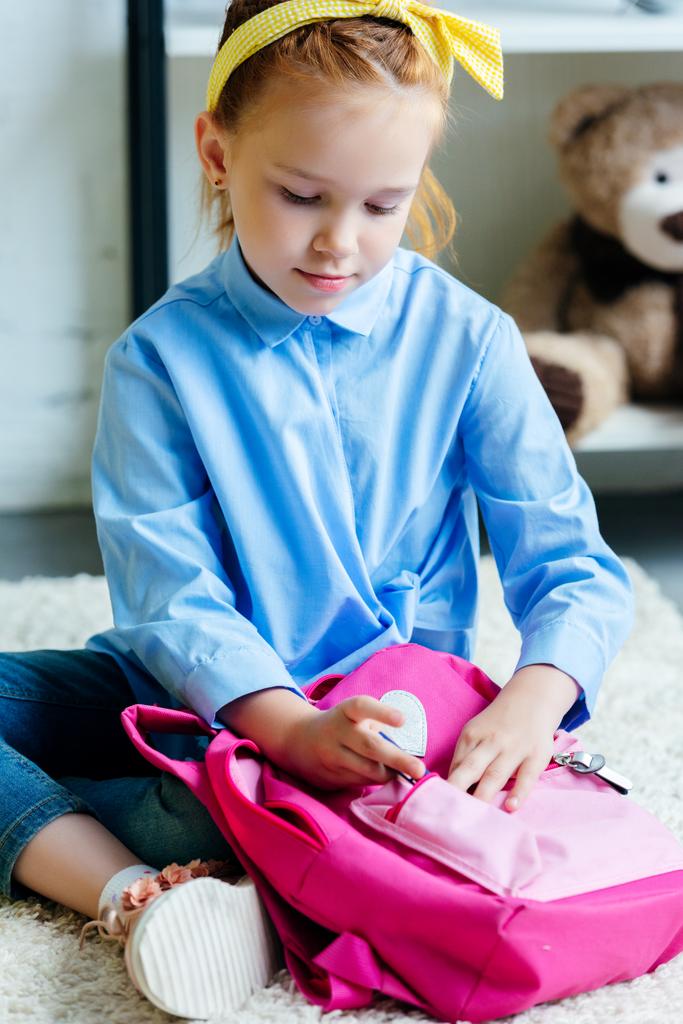 ihana lapsi pakkaus vaaleanpunainen koulun laukku kotona
 - Valokuva, kuva
