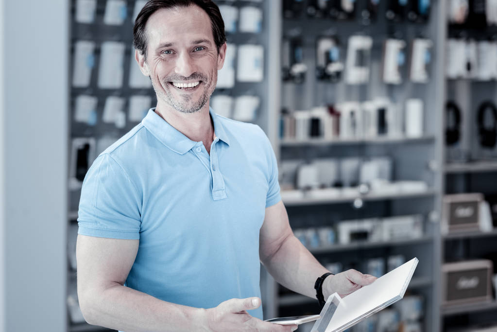 Pozitivní muž, který stojí v obchodě elektronika - Fotografie, Obrázek