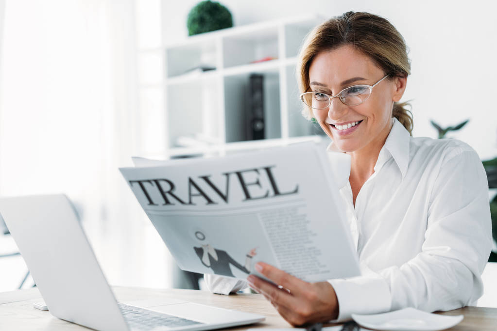 ελκυστικός επιχειρηματίας διαβάζοντας εφημερίδα ταξίδια στο γραφείο - Φωτογραφία, εικόνα