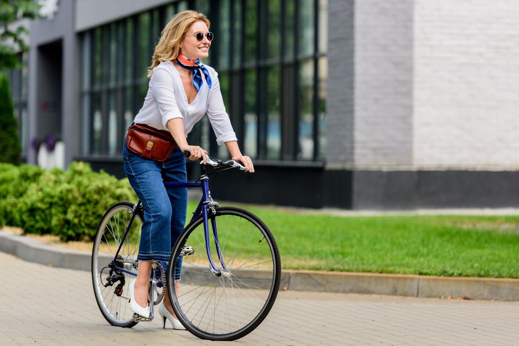 belle femme attrayante assis sur le vélo sur la rue
  - Photo, image
