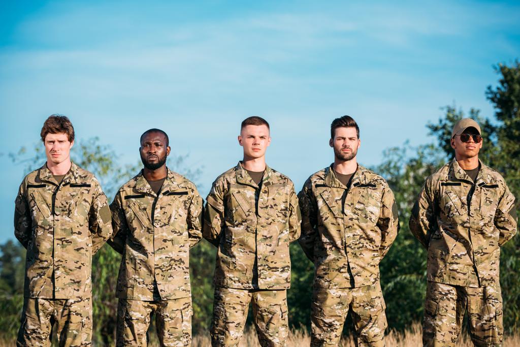 ritratto di soldati fiduciosi multirazziali in uniforme militare a portata di mano
 - Foto, immagini