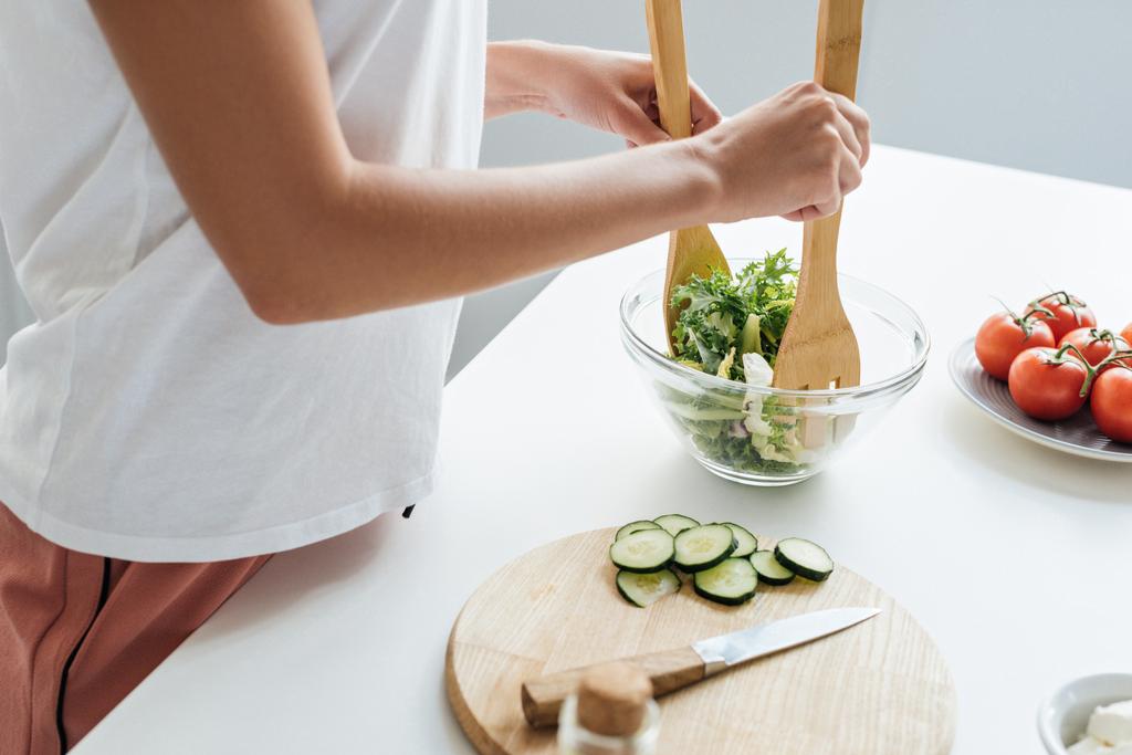 vágott lövés a nő, előkészítése finom egészséges saláta - Fotó, kép