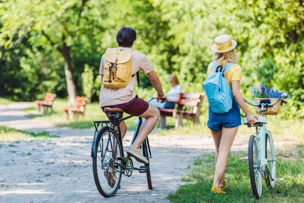 nyári napon pár retro kerékpár parkban hátulnézet - Fotó, kép