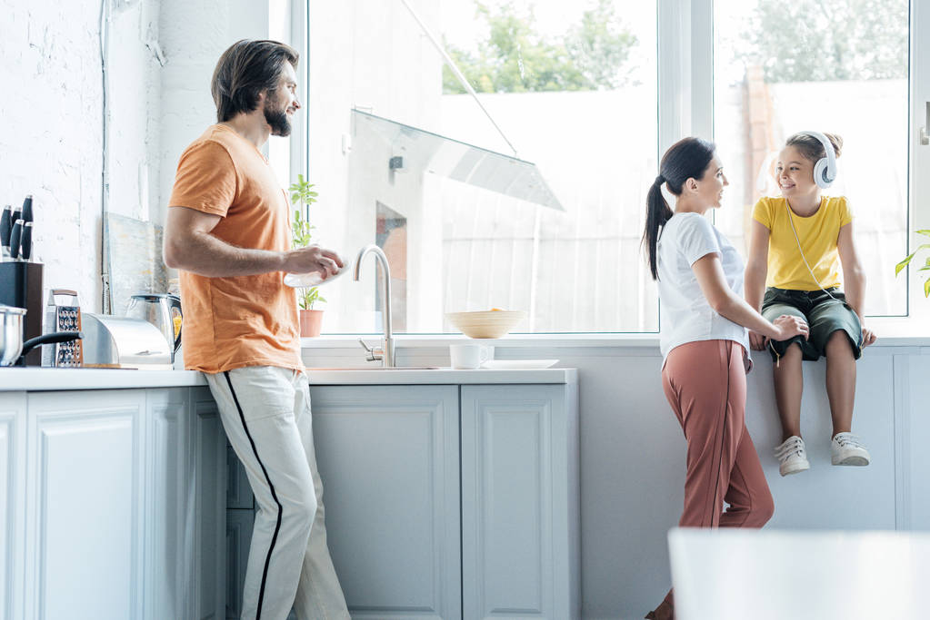 красивая молодая семья проводит время вместе на кухне
 - Фото, изображение