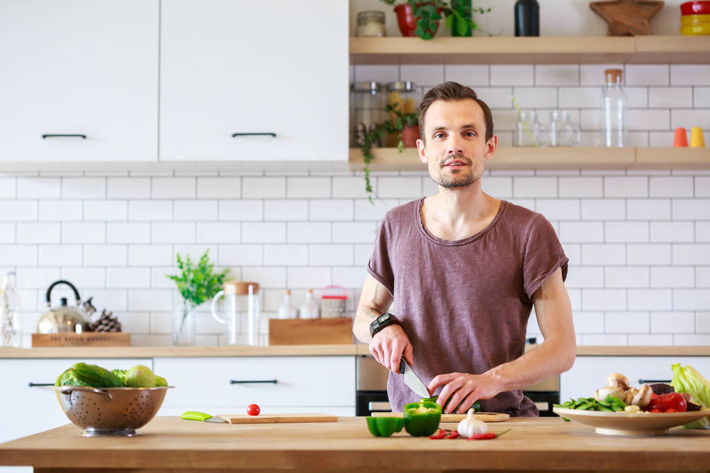 Фото людини, що готує овочі на столі
 - Фото, зображення