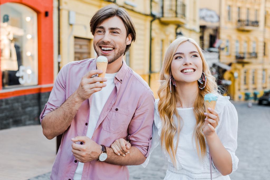 アイスクリーム夏の日に道を歩いてと若いカップルの肖像画 - 写真・画像