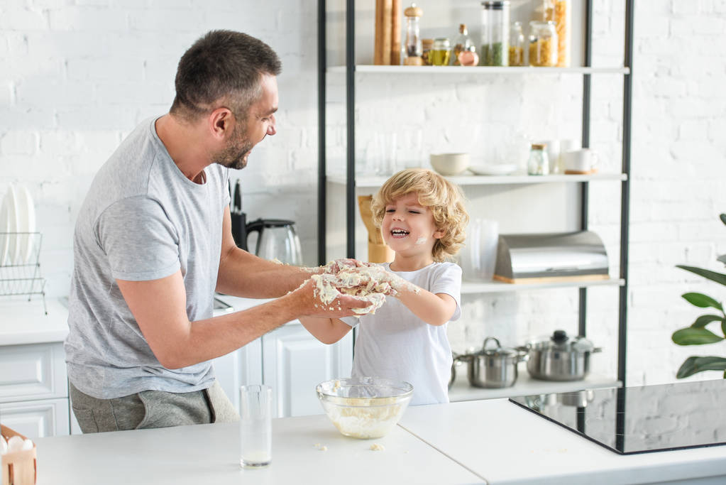 mutlu baba ve oğul mutfak at kase hamur yaparken eğleniyor - Fotoğraf, Görsel