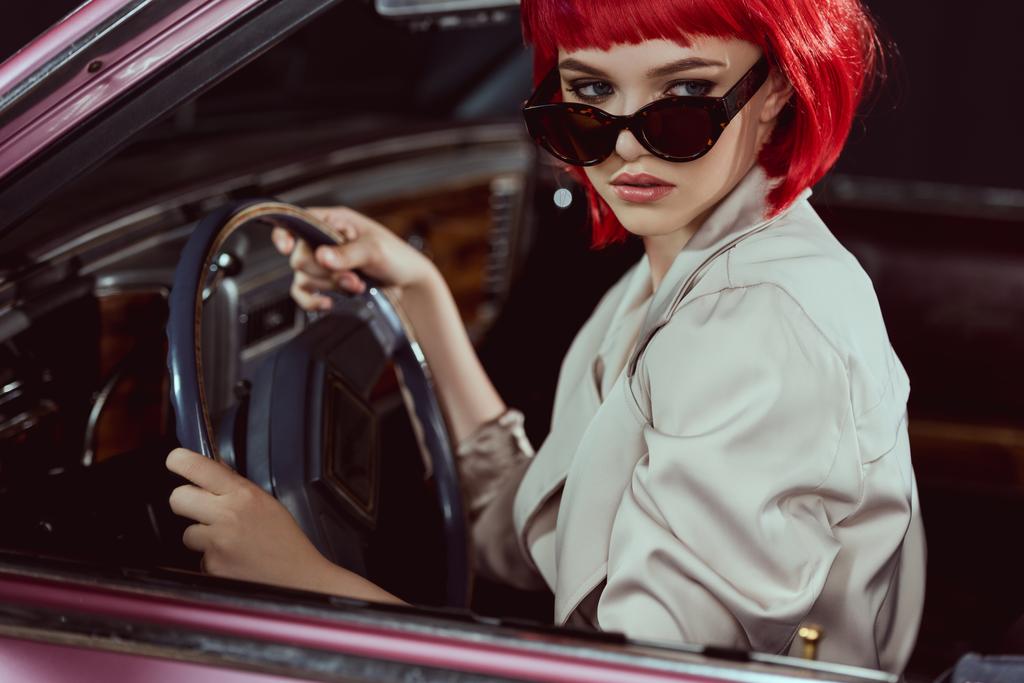 hermosa chica con estilo en gafas de sol conducir coche retro
 - Foto, Imagen