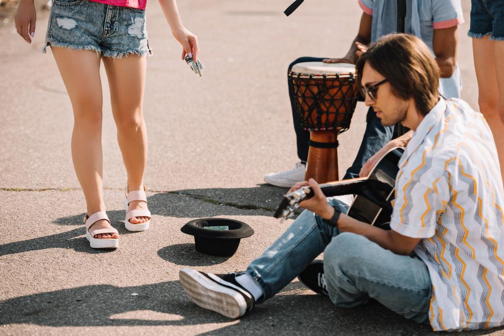 Jovens budistas felizes tocando um concerto improvisado na rua da cidade e recebendo dinheiro
  - Foto, Imagem