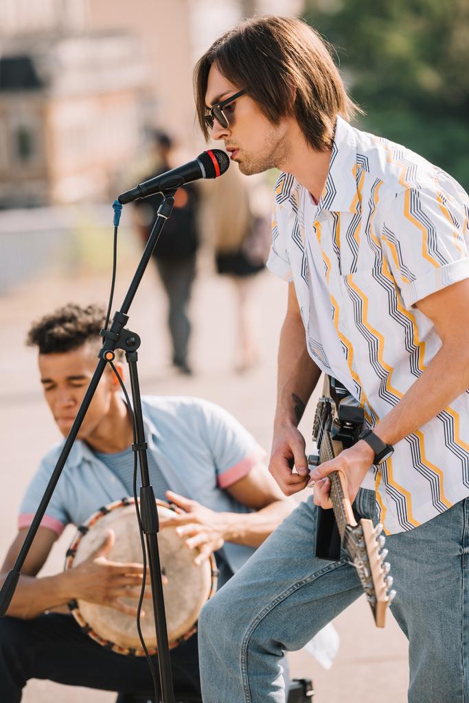Genç mutlu buskers davulcusu ve gitarist şehir Sokağı'nda müzik - Fotoğraf, Görsel