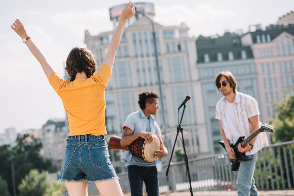 Nuorten ystävien tiimi soittaa musiikkia ja tanssii kaupunkiympäristössä
 - Valokuva, kuva