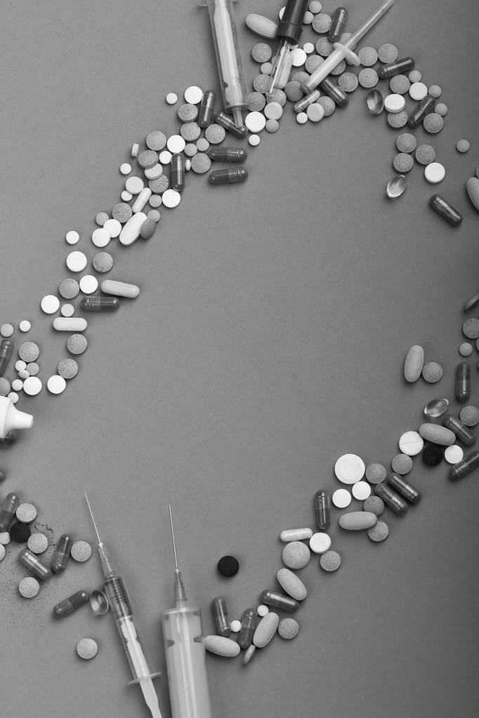 カラフルな錠剤のセットはコピーの領域、ピンクの背景に散在しています。フレームの丸い錠剤とカプセルを入れて楕円形 - 写真・画像