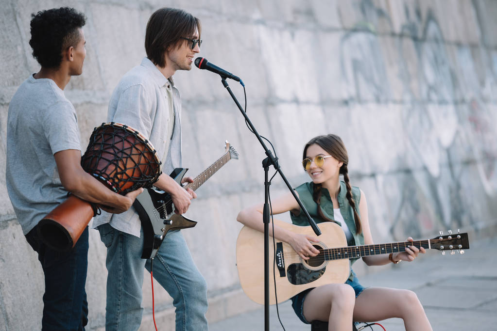 Müzik ve şarkı şehir sokak genç mutlu buskers - Fotoğraf, Görsel