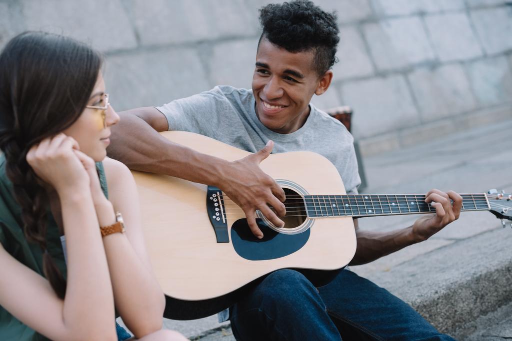 ギターを演奏し、歌う通りに多民族の若者 - 写真・画像