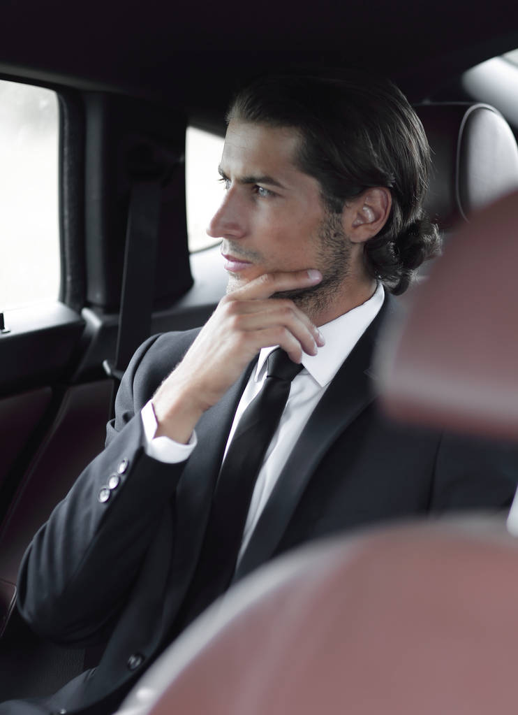 快適な車に座っているビジネスマン - 写真・画像