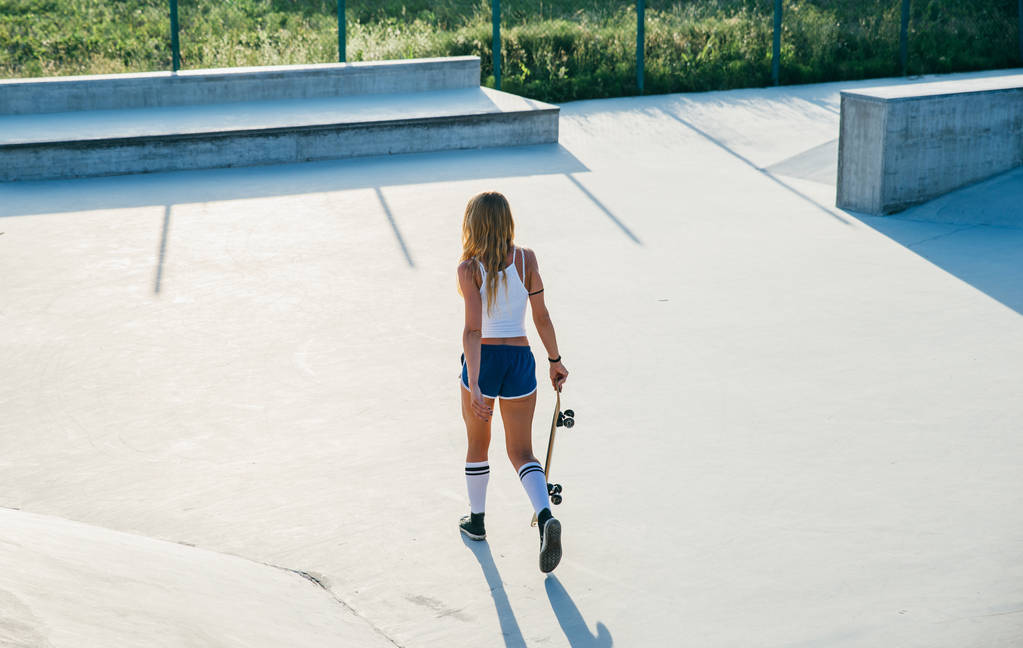 スケートパークで美しいスケーターの女の子ライフ スタイル瞬間 - 写真・画像
