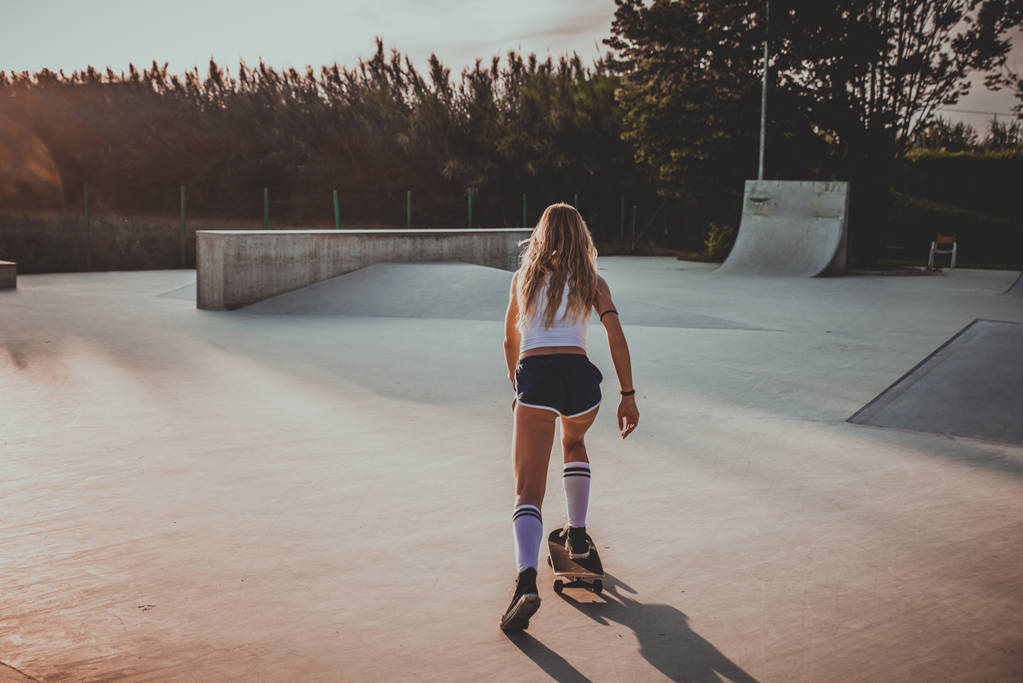 Skater piękna dziewczyna styl życia chwile w skatepark - Zdjęcie, obraz