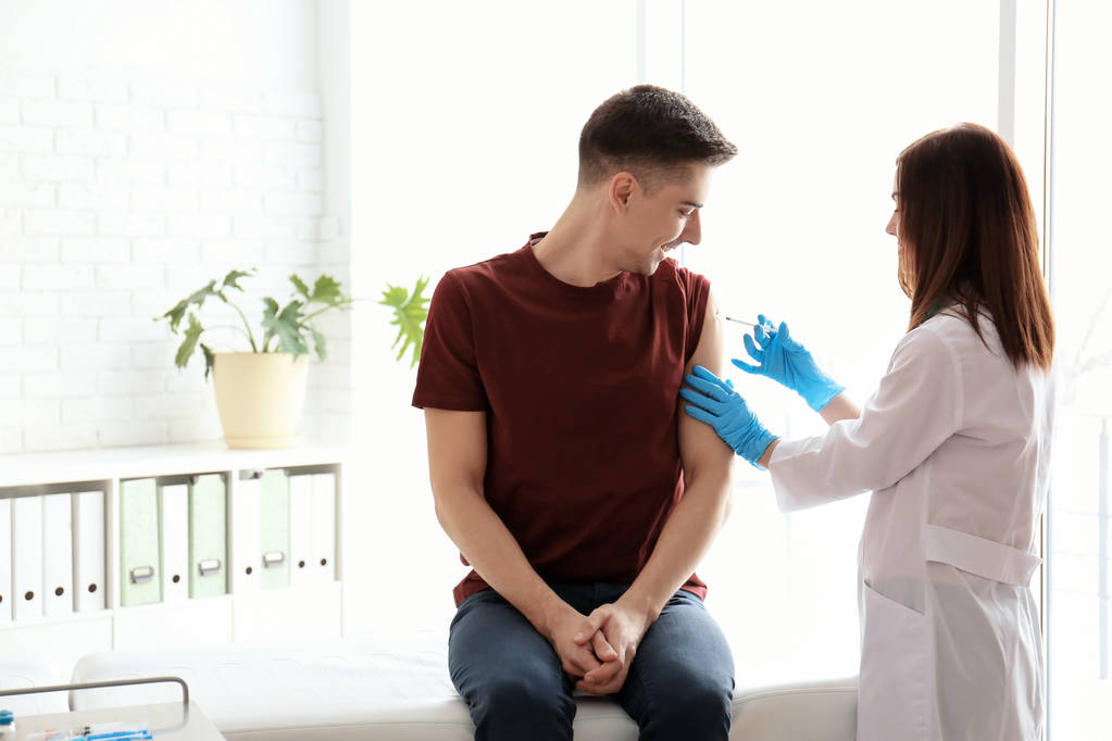 Médecin vaccinant le patient masculin en clinique
 - Photo, image