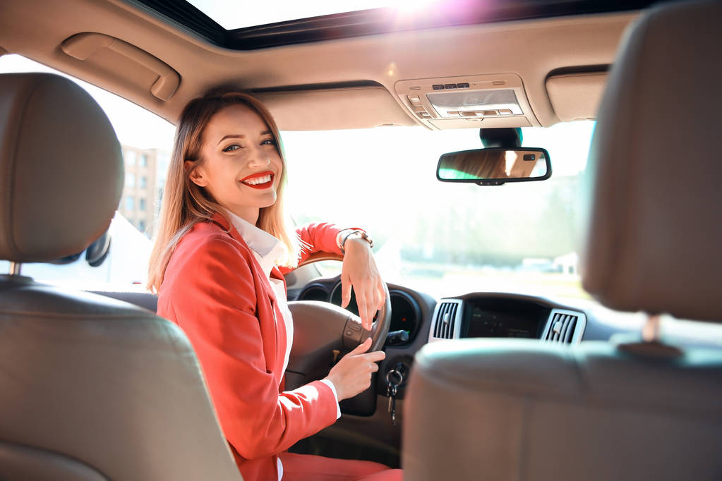 junge Geschäftsfrau auf dem Fahrersitz des Autos - Foto, Bild