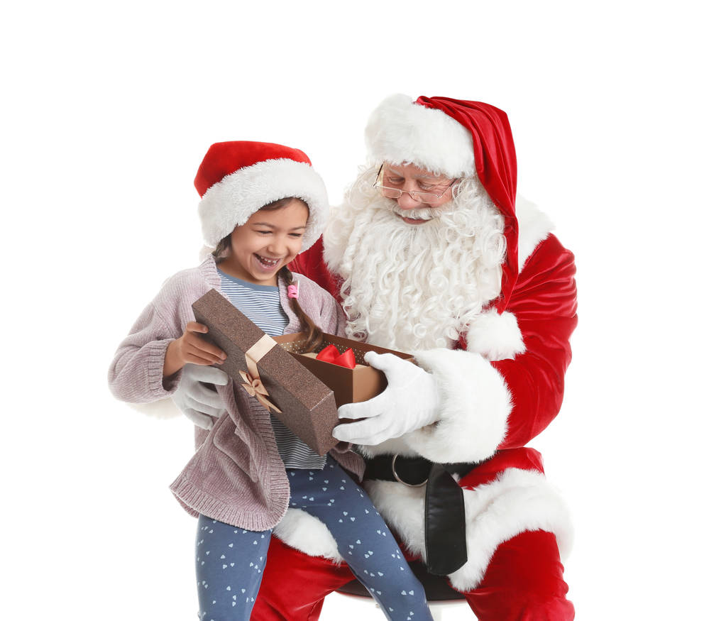 Küçük kız beyaz zemin üzerine otantik Noel Baba hediye alma - Fotoğraf, Görsel