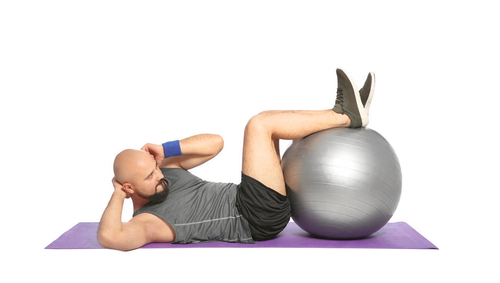 Избыточный вес человек делает упражнения с фитнес-мяч на белом фоне
 - Фото, изображение