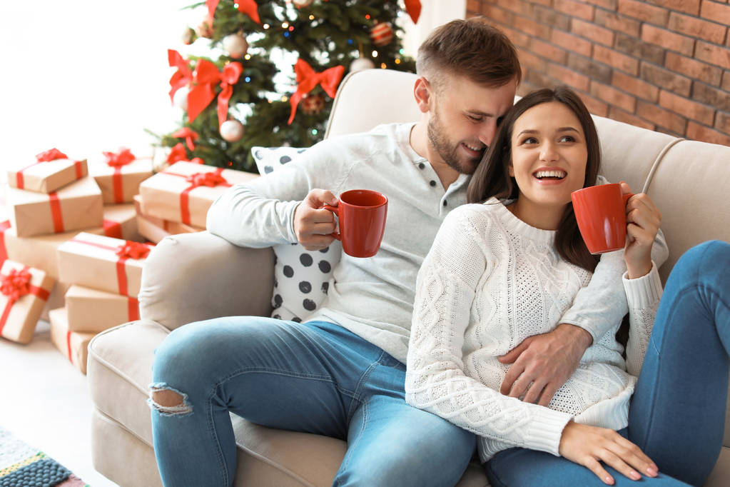 feliz jovem casal celebrando o Natal em casa - Foto, Imagem