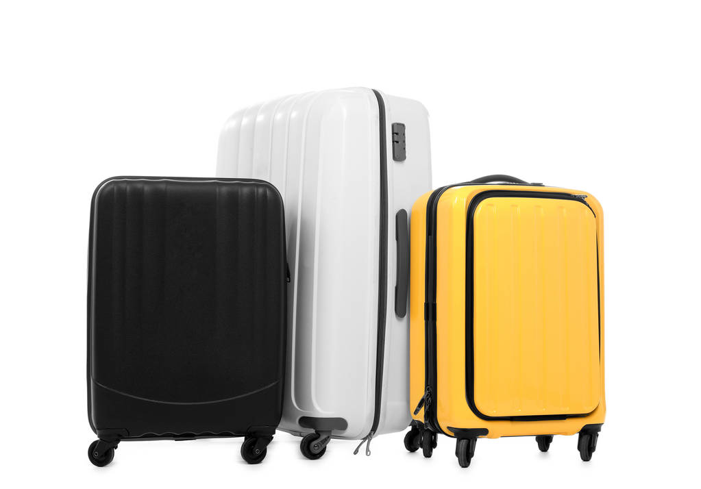 Nuevas maletas empacadas para viajar sobre fondo blanco
 - Foto, Imagen