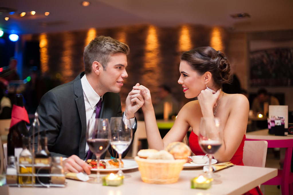 ζευγάρι φλερτ στο εστιατόριο - Φωτογραφία, εικόνα