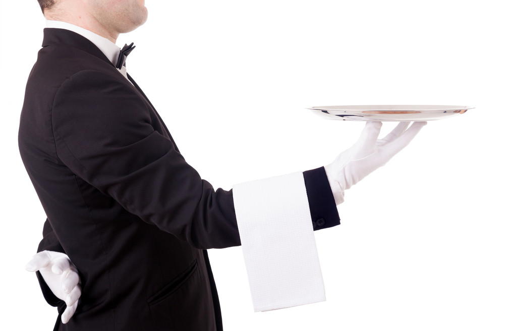 Imagen recortada de un joven camarero sosteniendo un plato vacío en blanco b
 - Foto, imagen
