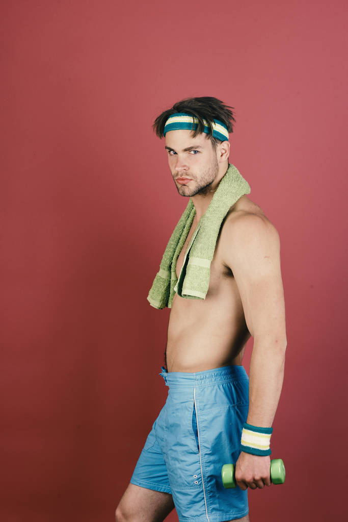 Sport a štíhlý tvar konceptu. Muž s nahý trup drží ručník na krku a činka - Fotografie, Obrázek