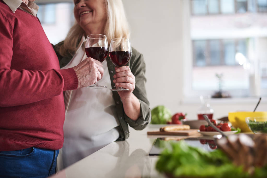 Amante casal de idosos comemorando juntos na cozinha
 - Foto, Imagem